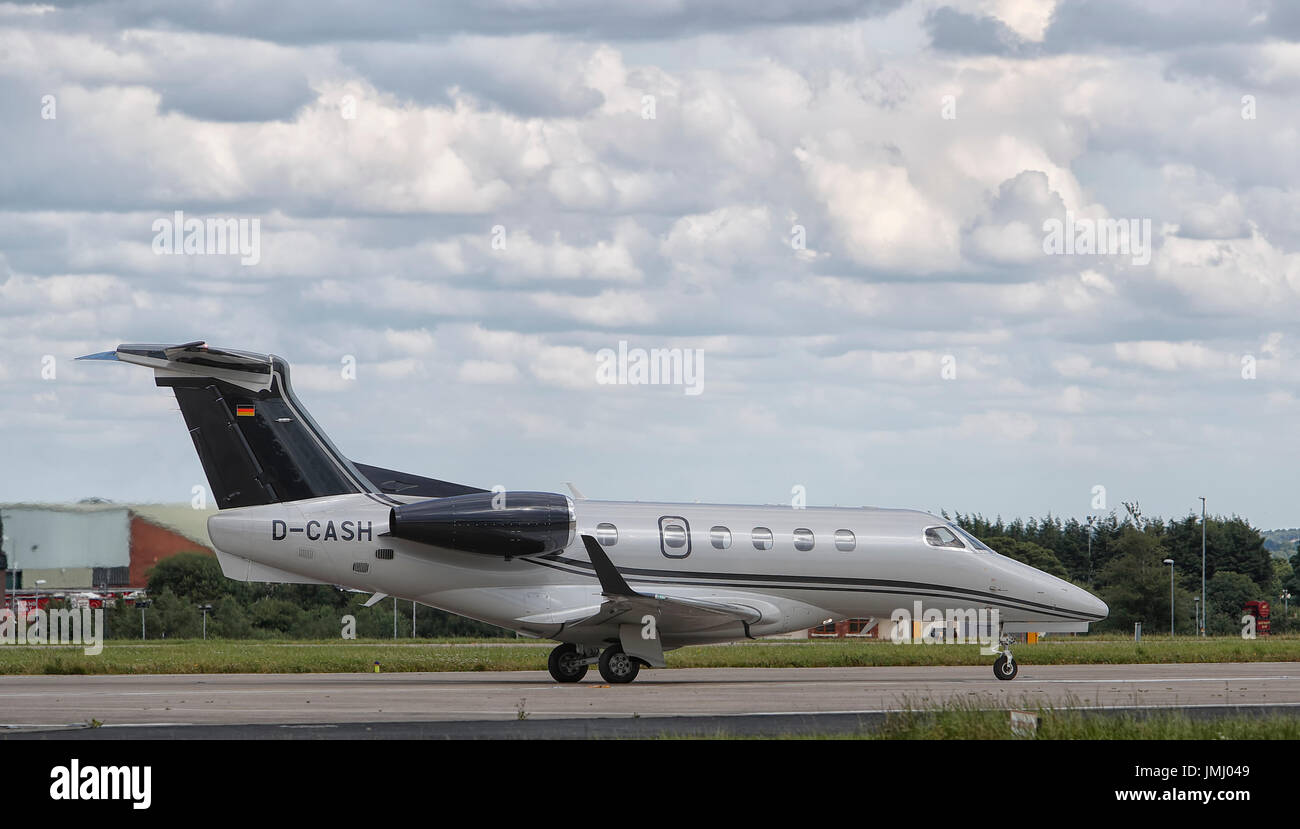 Private Jet auf der Piste bereit für abheben am Flughafen Leeds Bradford. Stockfoto