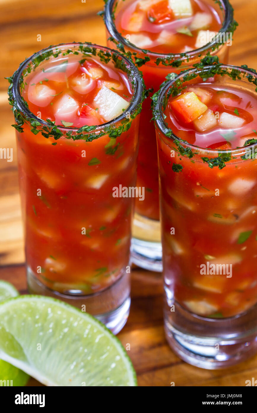 Gazpacho-Sampler in hohe Schnapsgläser mit Koriander Rand als erfrischende Sommer Suppe serviert Stockfoto