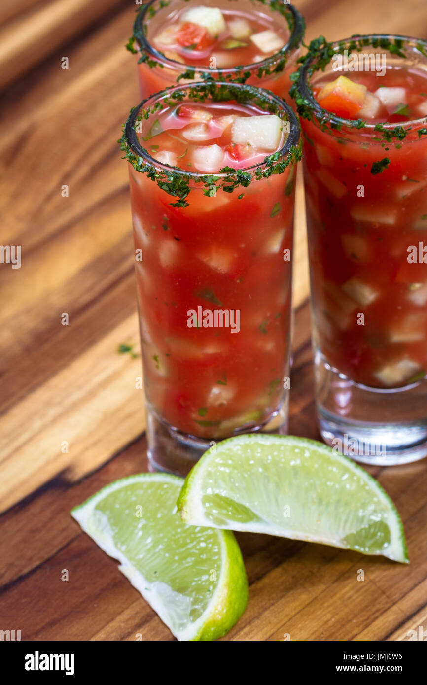 Gazpacho-Sampler in hohe Schnapsgläser mit Koriander Rand als erfrischende Sommer Suppe serviert Stockfoto