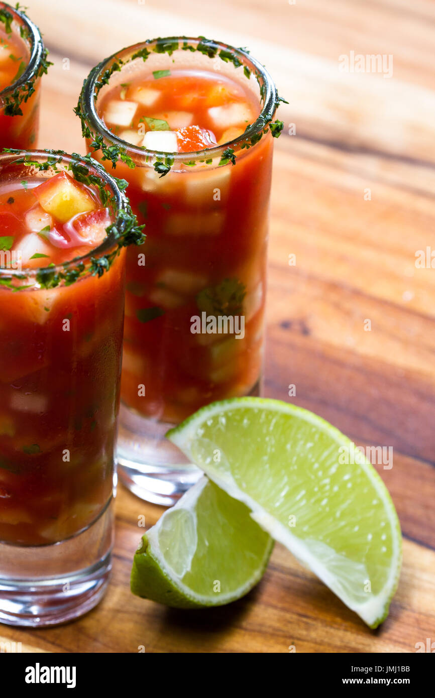 Gazpacho-Sampler in hohe Schnapsgläser mit Koriander Rand als erfrischende Sommer Suppe serviert Stockfoto