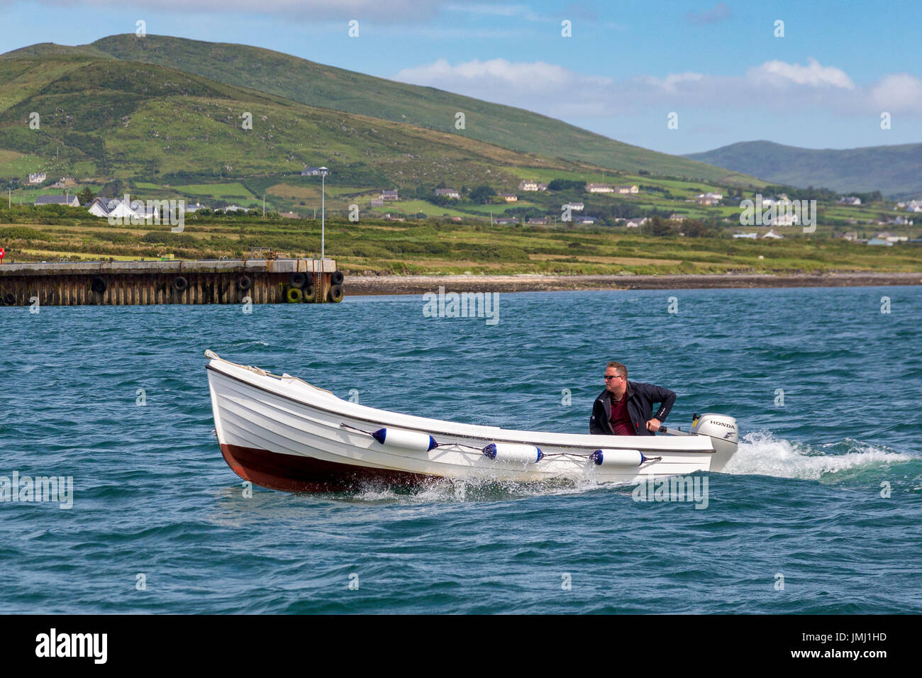 Kleines Boot mit Aussenbordmotor in Knightstown Hafen, Valentia Island, County Kerry, Irland Stockfoto
