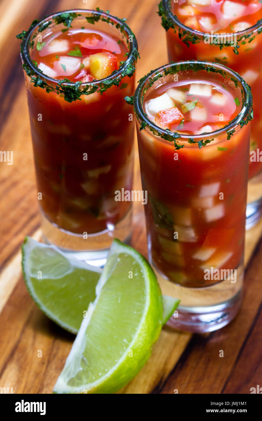 Gazpacho-Sampler in hohe Schnapsgläser mit Koriander Rand als erfrischende Sommer Suppe serviert Stockfoto