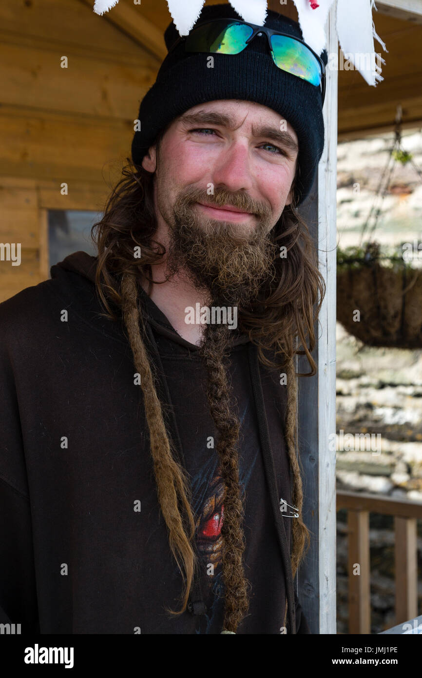 Junger Mann mit sehr langen Bart und Dreadlocks, Irland Stockfoto
