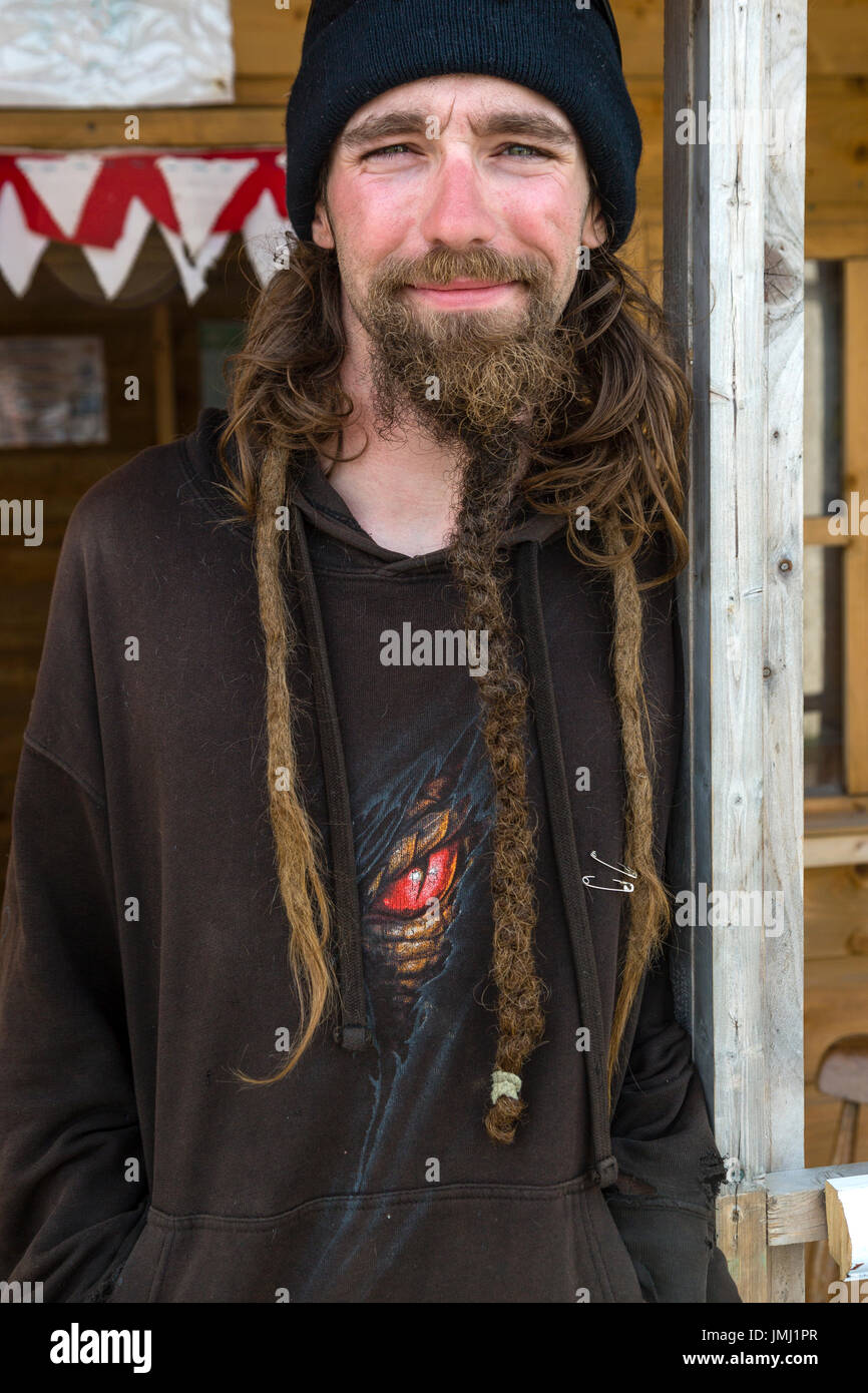 Junger Mann mit sehr langen Bart und Dreadlocks, Irland Stockfoto