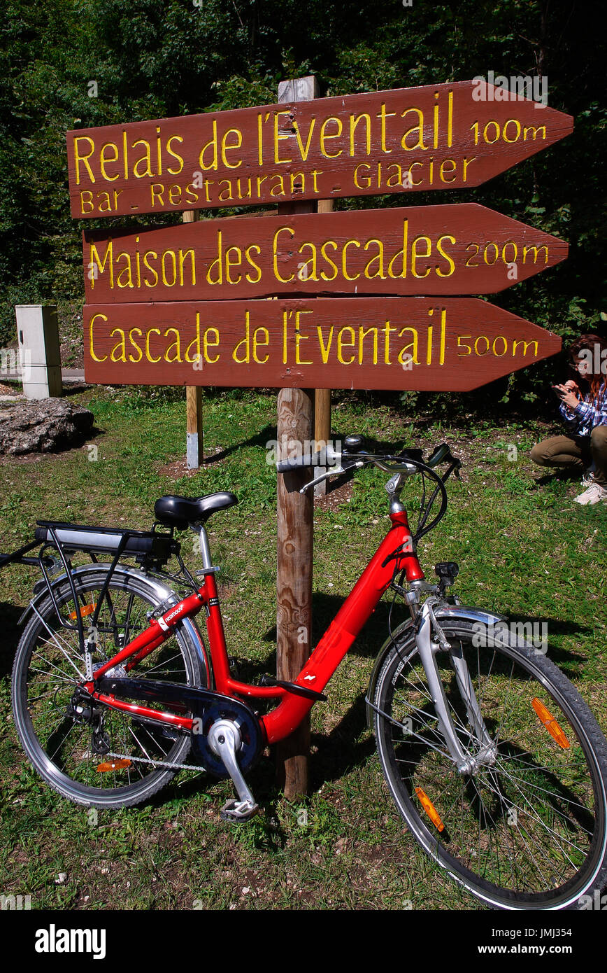 Rotes Fahrrad und Ausflug gegenüberstehenden Herisson Wasserfälle, Jura, Frankreich Stockfoto