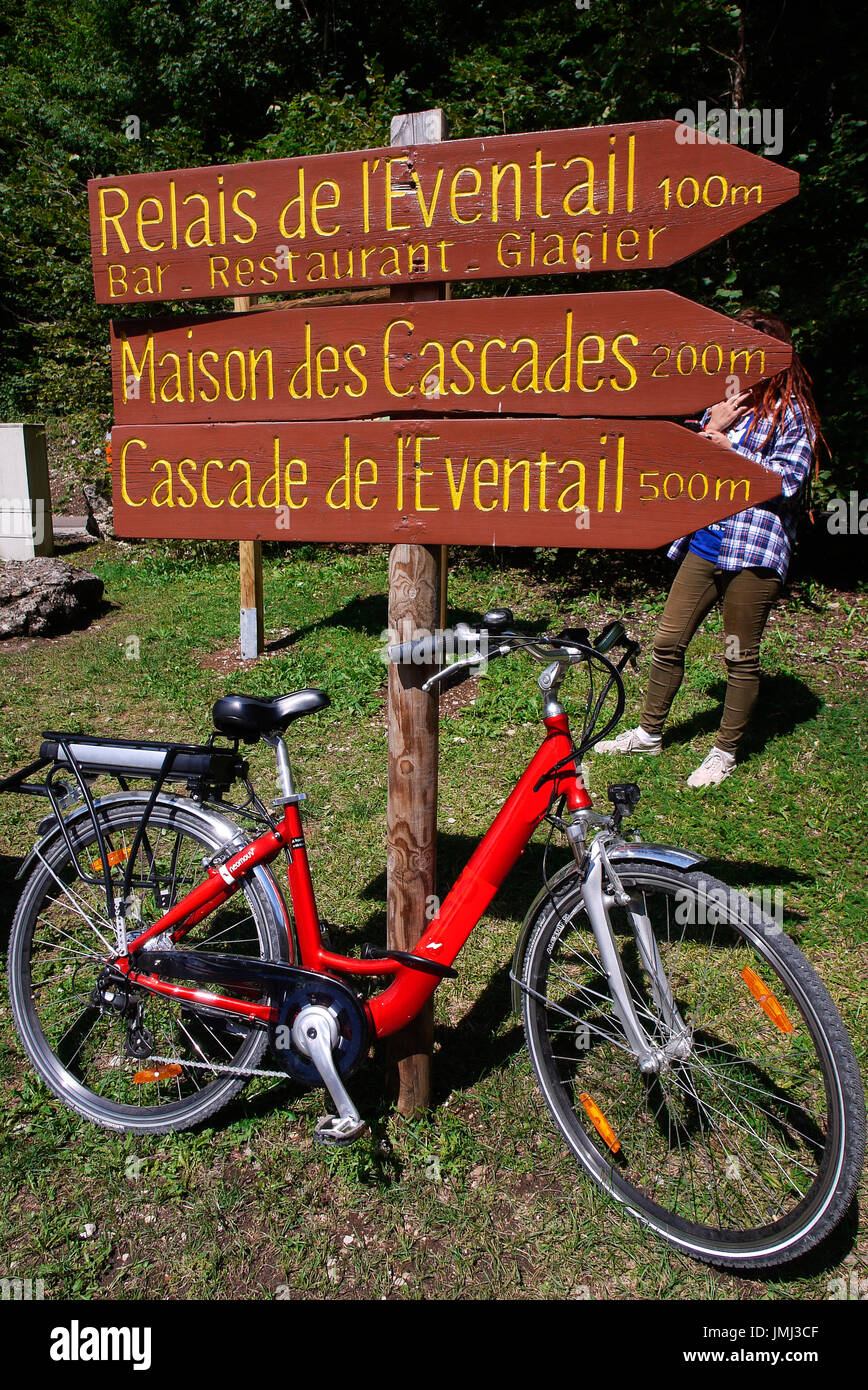 Rotes Fahrrad und Ausflug gegenüberstehenden Herisson Wasserfälle, Jura, Frankreich Stockfoto