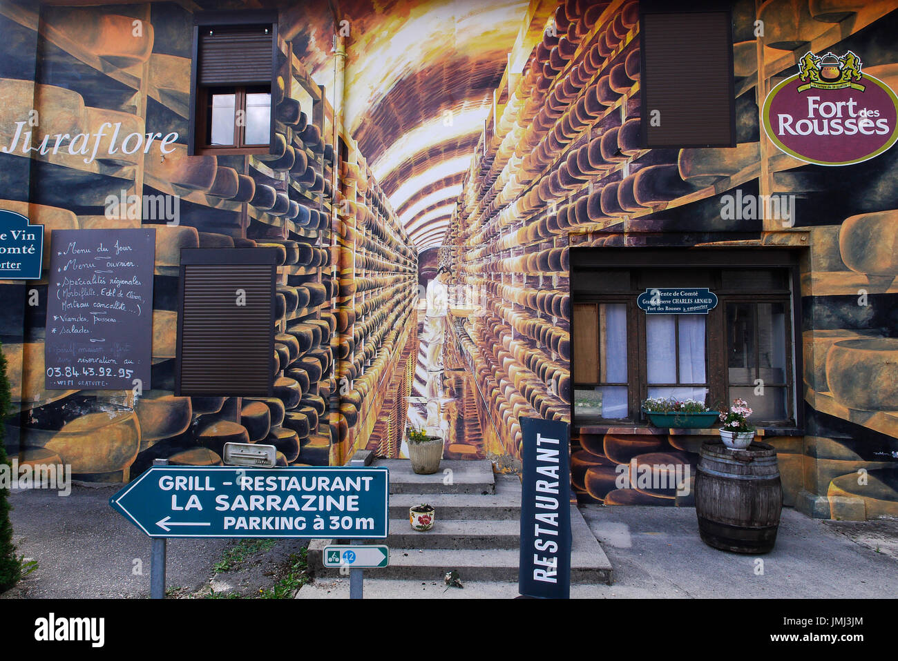 Werbung-Wandmalerei für Les Rousses Käse Keller, Doucier, Jura, Frankreich Stockfoto