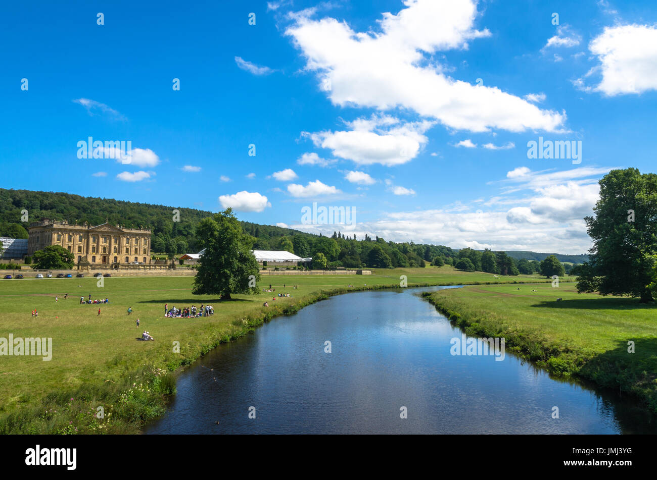 Touristen am Ufer des Flusses Derwent im Sommer in Chatsworth House, Derbyshire Stockfoto