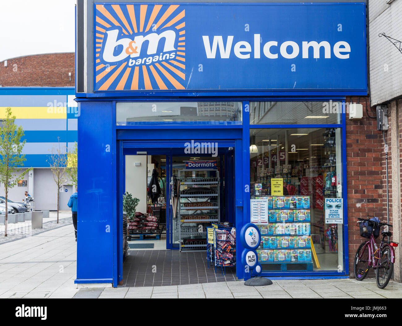 B & M Schnäppchen Shop in Billingham, England, UK Stockfoto