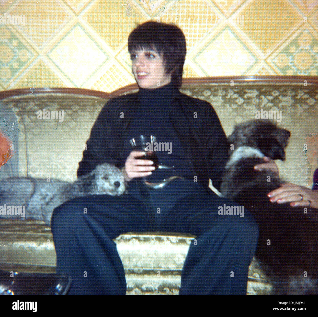 Liza Minnelli mit Haustieren Sophie und Lucy in der Umkleidekabine im Winter Garden Theater Januar 1974.  Bildnachweis: Nancy Barr Brandon/MediaPunch Stockfoto