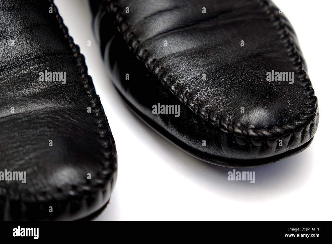 Schwarze elegante Lederschuhe, isoliert auf einem weißen Hintergrund. Nächster Nähe erschossen. Stockfoto