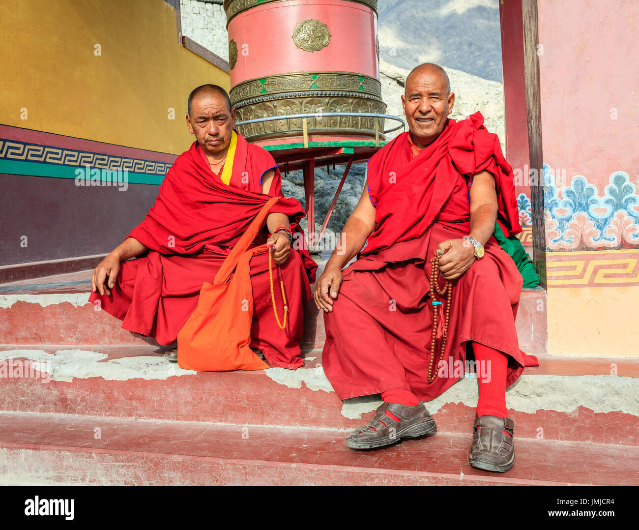 Nubra Valley, Ladakh, Indien, 14. Juli 2016: zwei Mönche, die Standortwahl von einer betenden Trommel in Diskit Kloster in Ladakh Region von Kaschmir, Indien Stockfoto