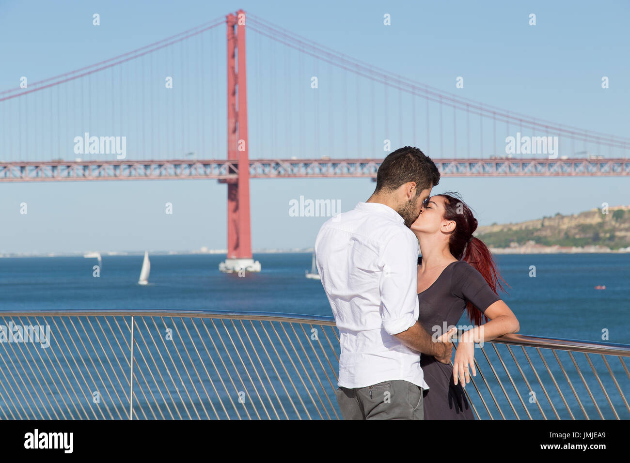 Junges Paar teilen sich einen romantischen Moment auf der Oberseite der MAAT Gebäude in Lissabon Portugal Stockfoto