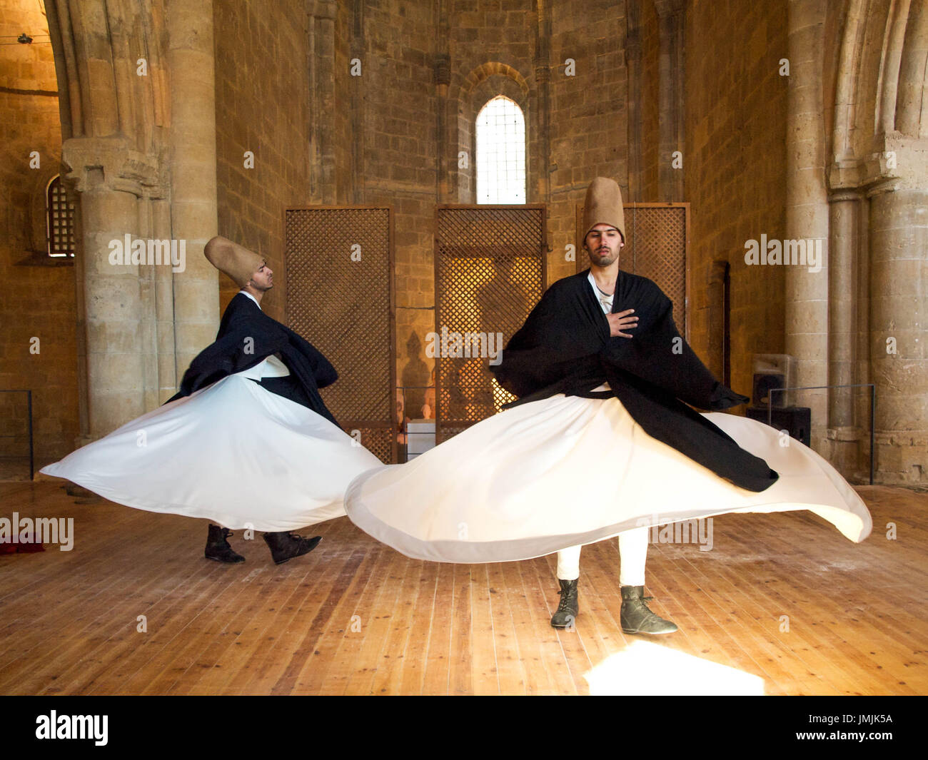 Tanzenden Derwische in der alten Kirche wandte sich Moschee in Zypern Stockfoto