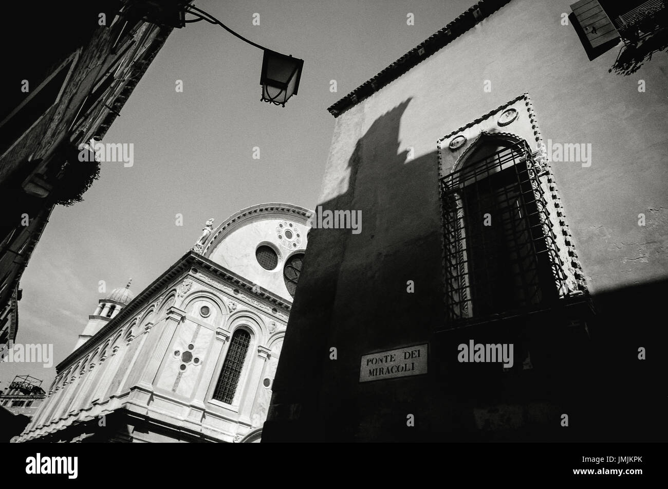 Kirche von Santa Maria dei Miracola in Venedig, Italien. Datum: 03/2010. Photoghrapher: Xabier Mikel Laburu Van Woudenberg. (* Aufnahme in s/w Film EI: 800 ISO und auf einem Epson V700 gescannt) Stockfoto