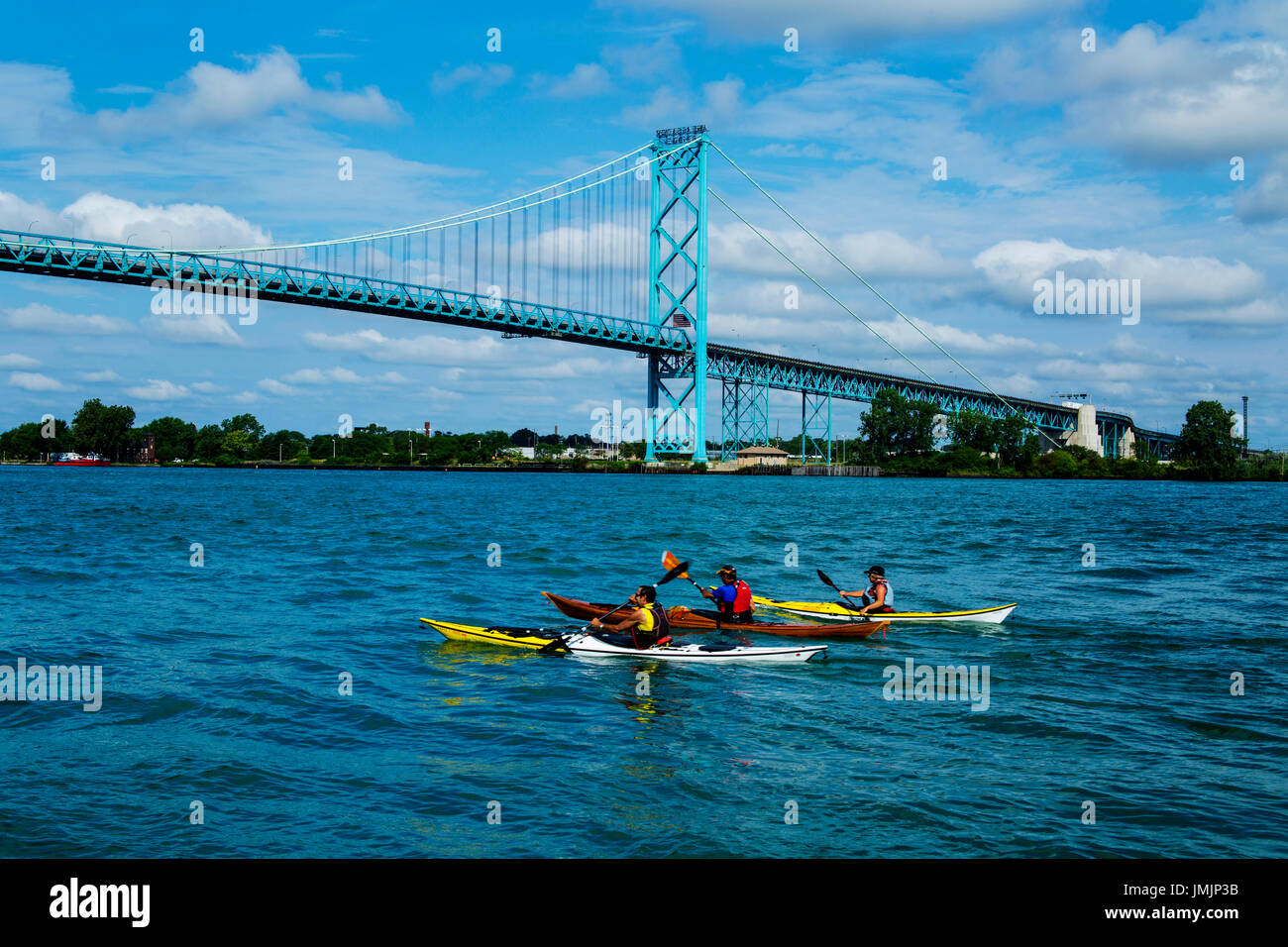 Die Ambassador Bridge überspannt den Detroit River zwischen Windsor Ontario Kanada und Detroit/Michigan, USA Stockfoto