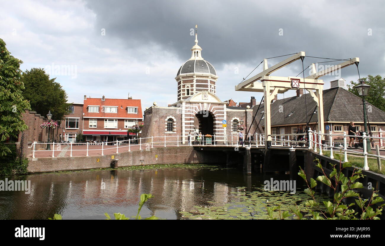 17. Jahrhundert Morspoort, westliche Stadttor in Leiden, Niederlande. Im vorderen Morspoort Brug, eine restaurierte hölzerne Zugbrücke. Stockfoto