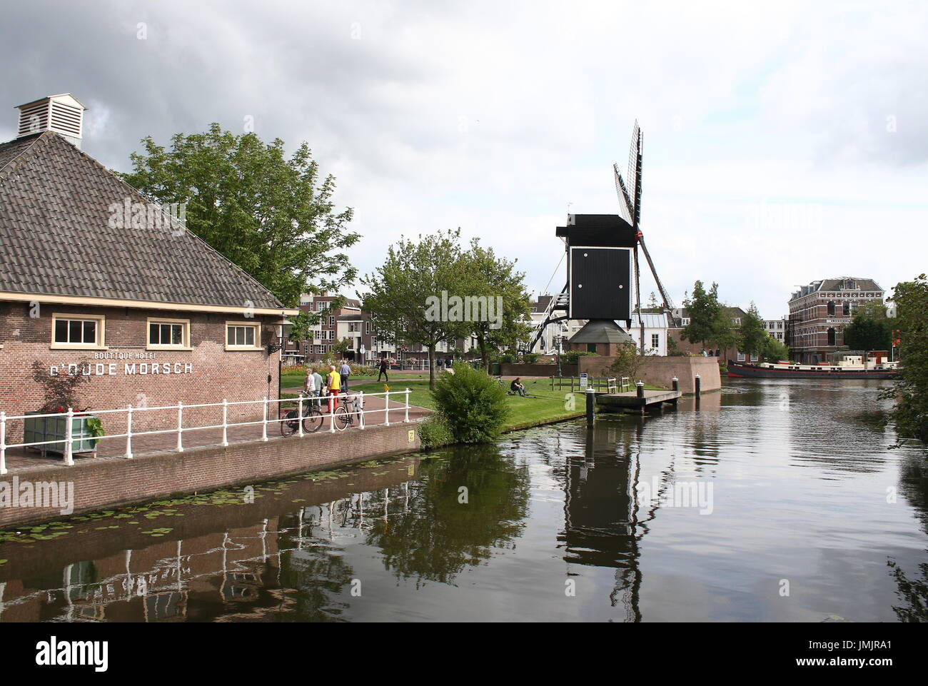 17. Jahrhundert post Mühle 'De Put' am Galgewater Kanal in Leiden, Niederlande. Gesehen von Morspoort Brug / Brücke Stockfoto