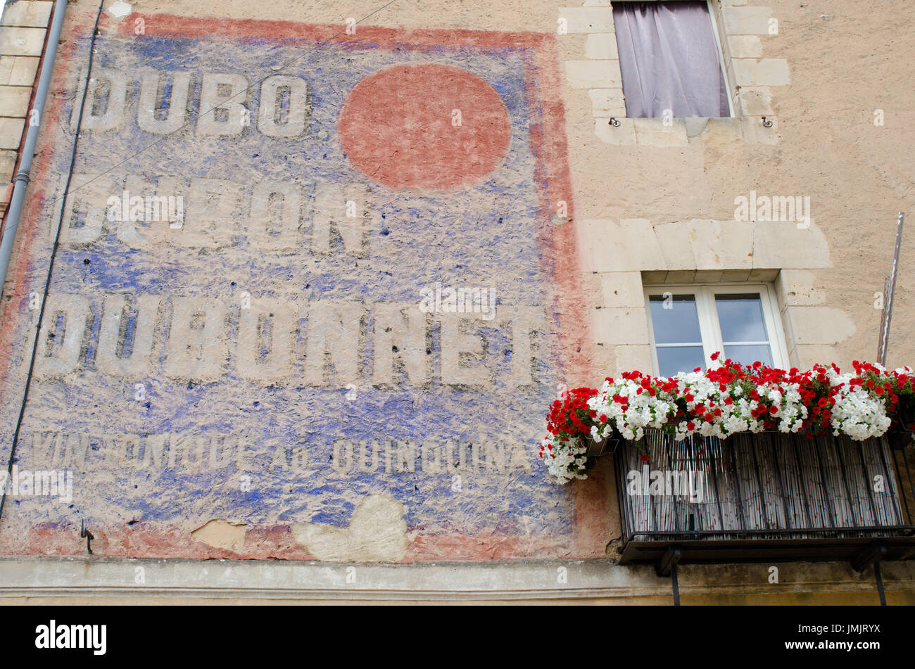 Alten Dubonnet-Anzeige an der Wand eines Gebäudes in Belves, Frankreich Stockfoto