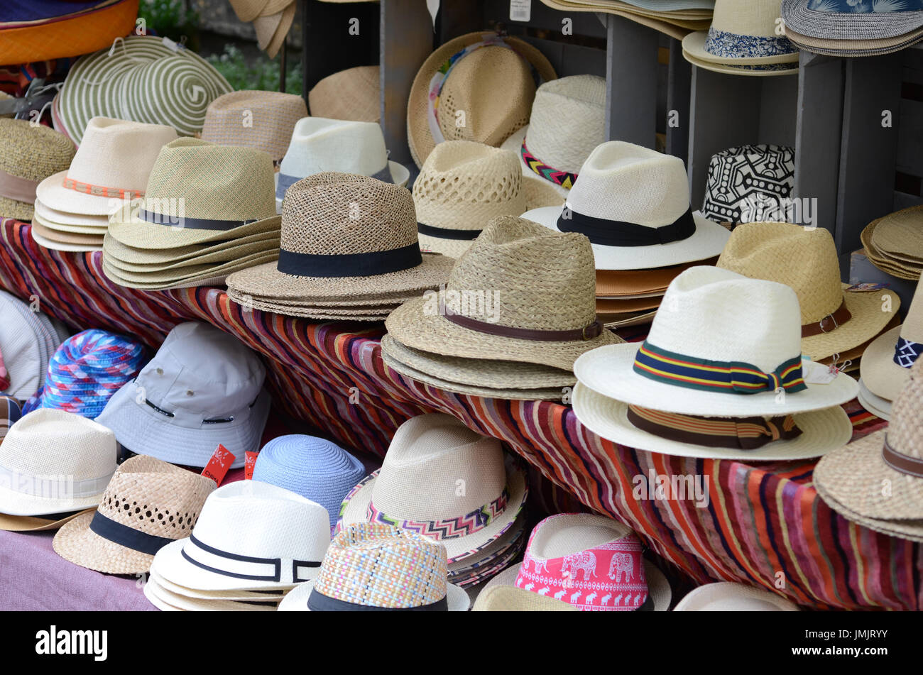 Hüte zum Verkauf auf einen Markt in Frankreich Stockfoto