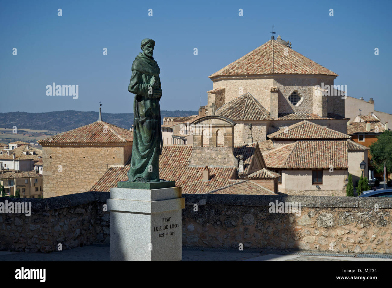 Statue von Fray Luis de Leon gemacht in Bronze von Bildhauer Javier Barrios mit San Pedro Kirche im Hintergrund. Cuenca, Castilla La Mancha, Spanien. Stockfoto