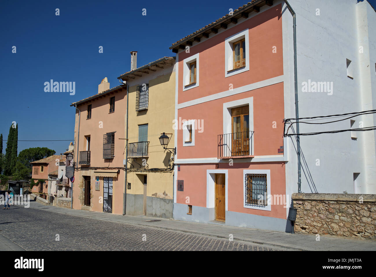 Neugierige farbige Fassaden der Häuser im Barrio del Castillo, Cuenca, Castilla La Mancha, Spanien platziert Stockfoto