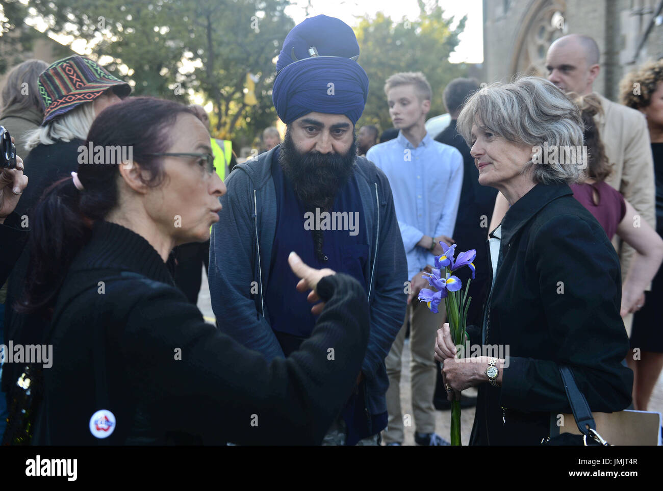 Kensington und Chelsea Rat Leader Elizabeth Campbell (rechts) bei Mahnwache für Grenfell Turm in Notting Hill Methodist Church in London. Stockfoto