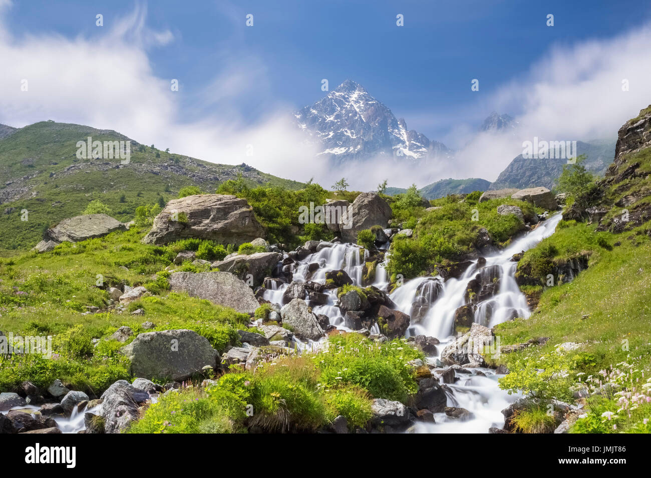 Die ersten Wasserfälle des großen Flusses Po' unter den Monviso, Crissolo, Po' Tal, Bezirk Cuneo, Piemont, Italien. Stockfoto