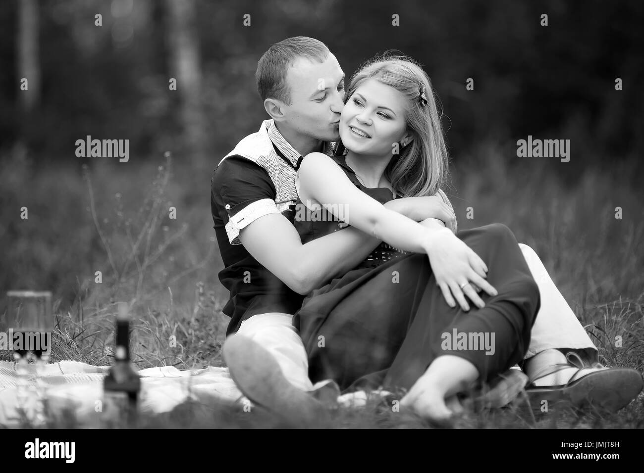 Flitterwochen Jugendliche romantische Liebe im Wald Stockfoto