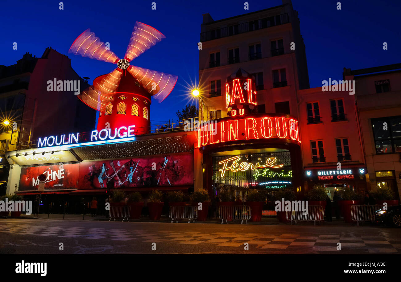 Das Kabarett berühmten Moulin Rouge in der Nacht, Gegend von Montmartre, Paris, Frankreich. Stockfoto