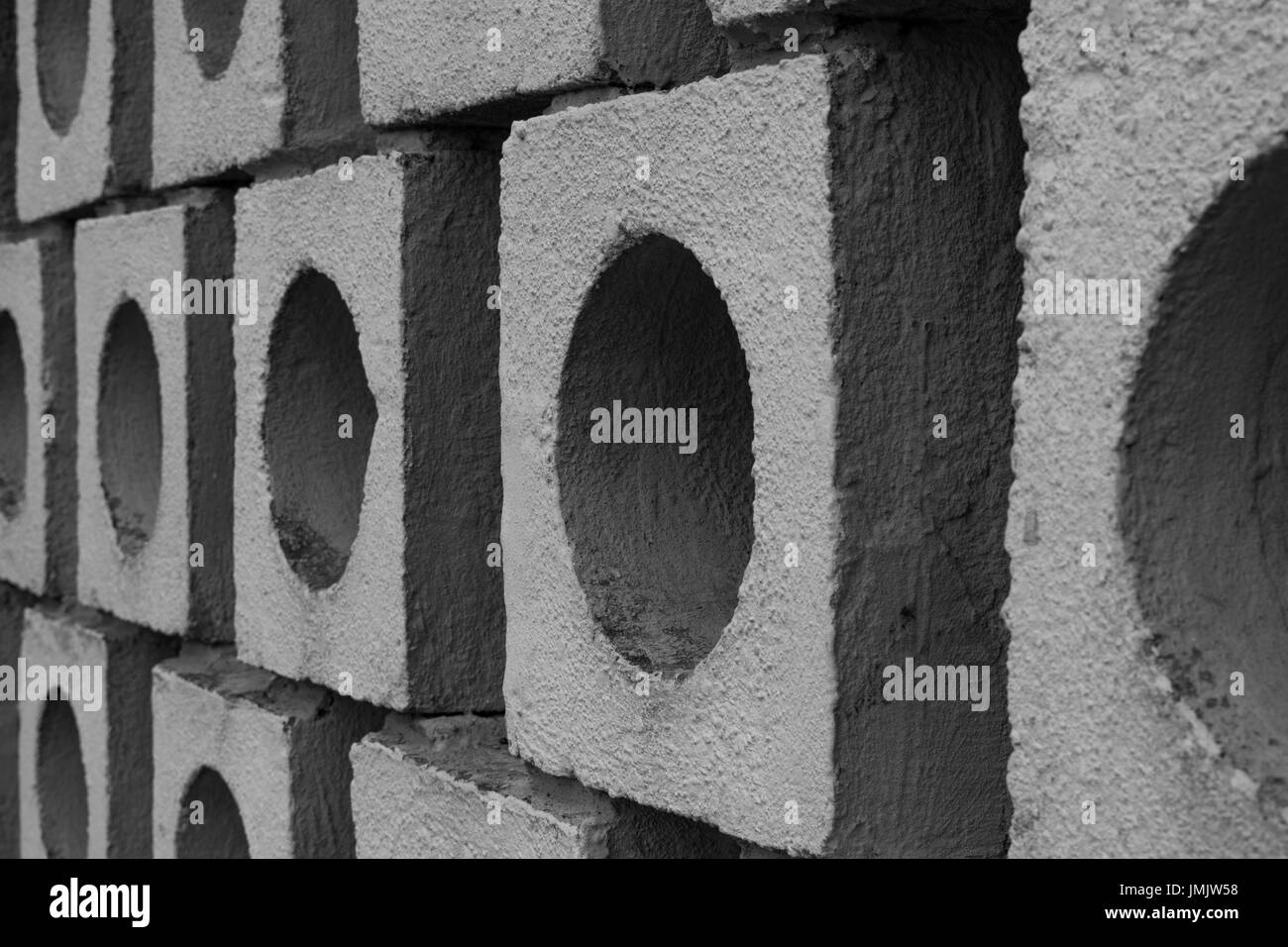 Illusionären Wand der großen grauen Steinen von Maurer. Bild spielt mit Licht, schwarz und weiß. Erstellen von abstrakten, illusionären Sicht. Stockfoto