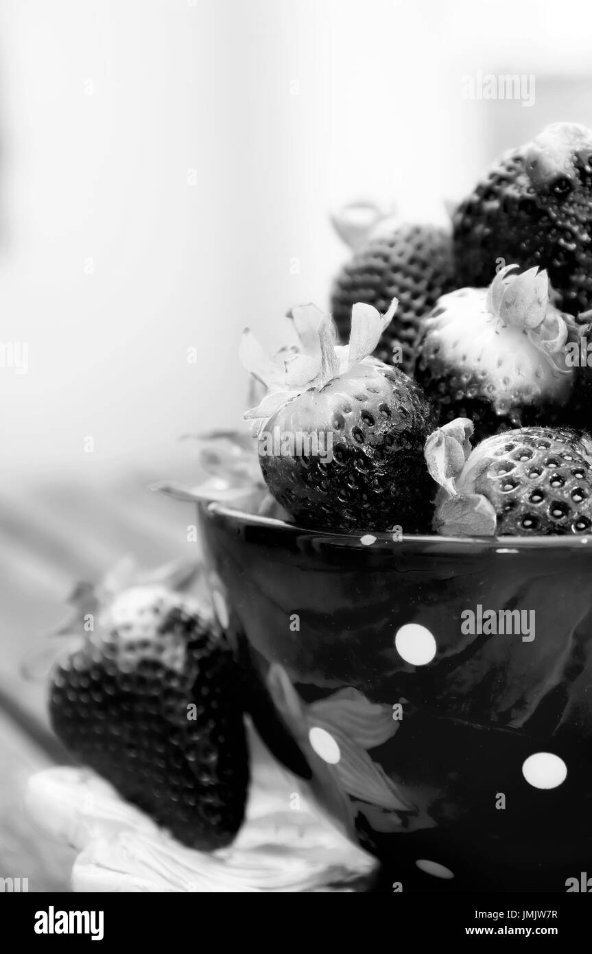 Hohen Vertrag Foto einige schwarze Erdbeeren in eine Tasse Stockfoto