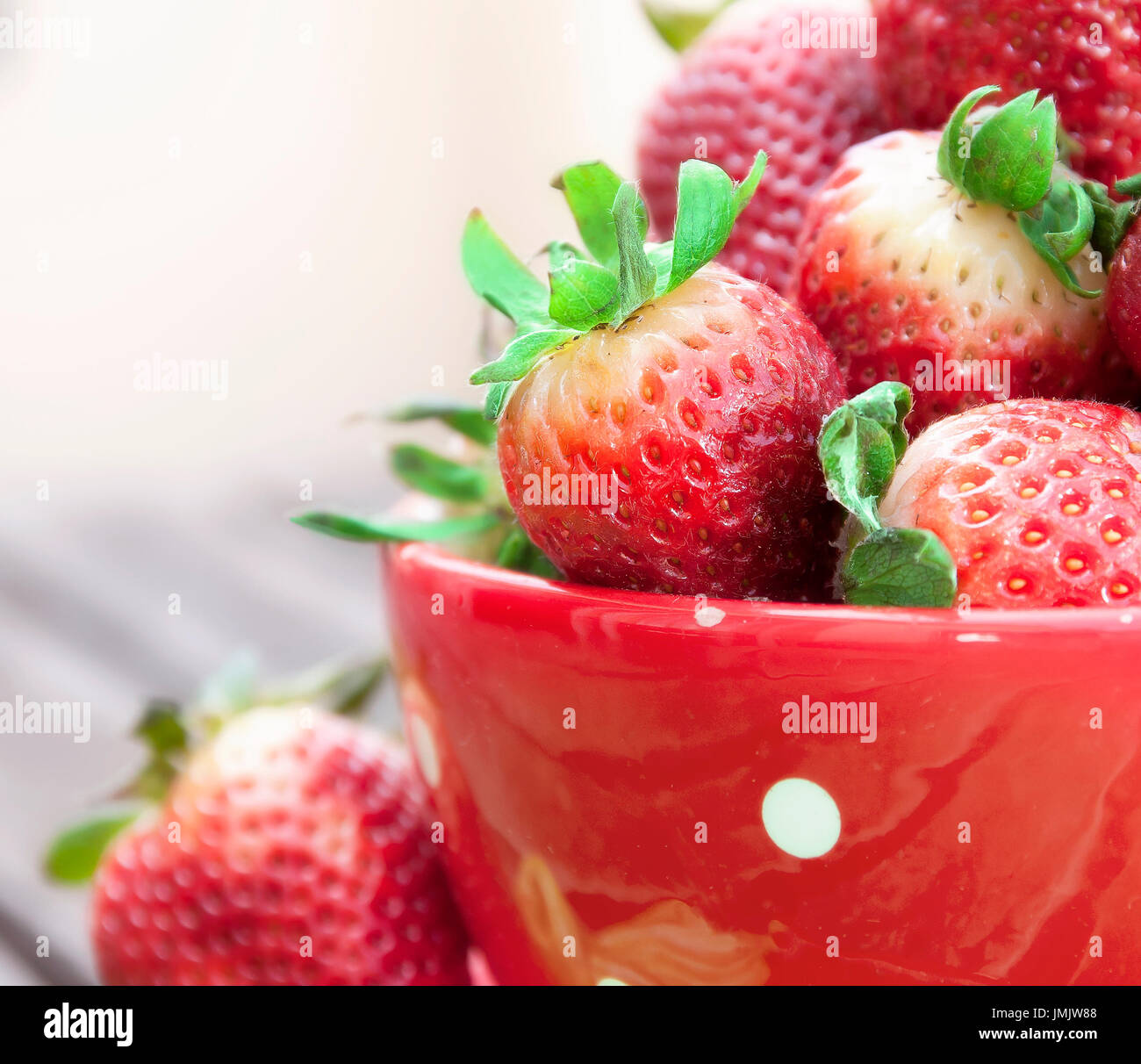 Farbige Foto einige Erdbeeren in eine rote Tasse Stockfoto