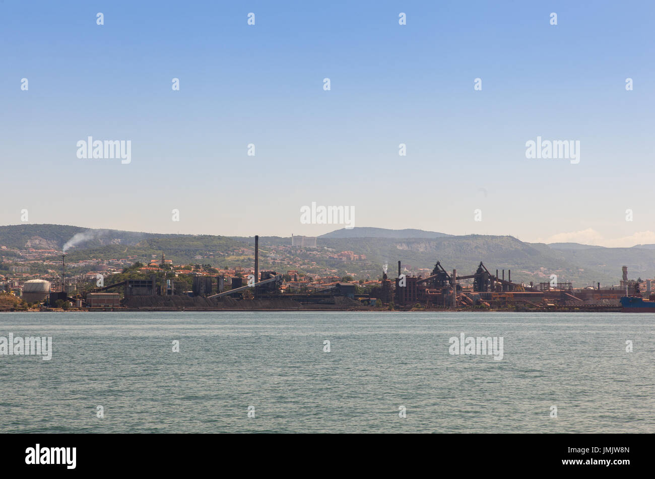 Triest, Italien - Juli, 09: Blick auf die Ferriera di Servola, Gusseisen Industrie am 09 Juli 201 Stockfoto
