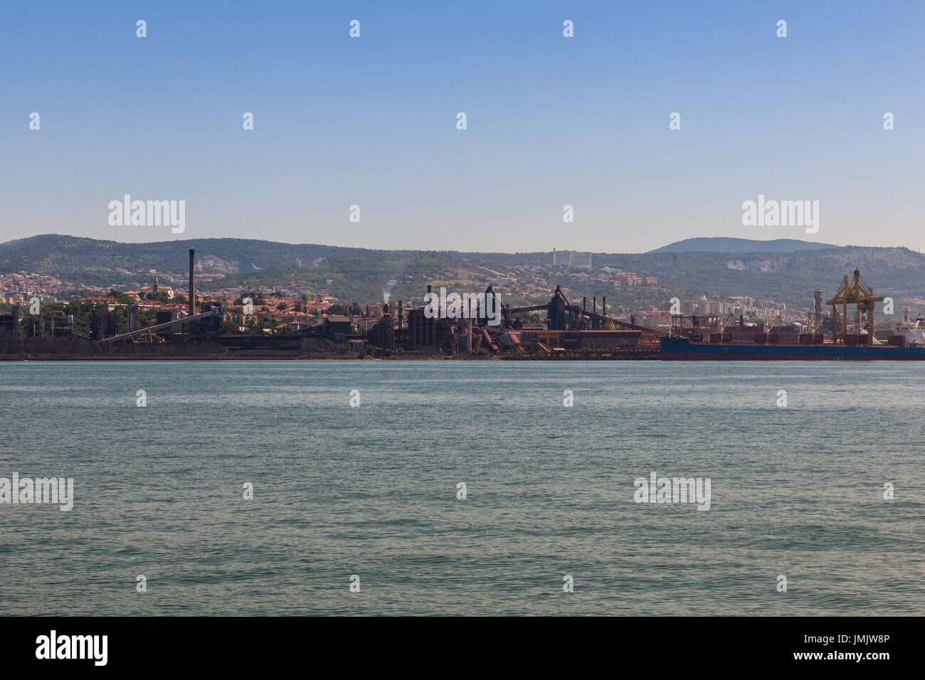 Triest, Italien - Juli, 09: Blick auf die Ferriera di Servola, Gusseisen Industrie am 09 Juli 201 Stockfoto