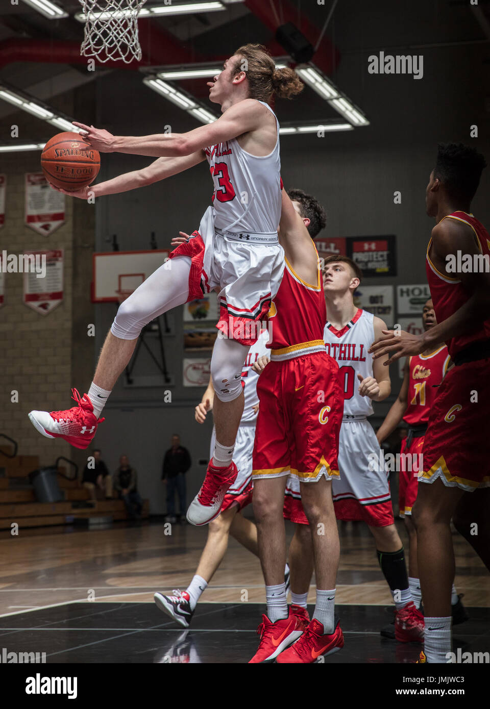 Basketball-Aktion mit Chico vs. Foothill High School in Palo Cedro, Kalifornien. Stockfoto