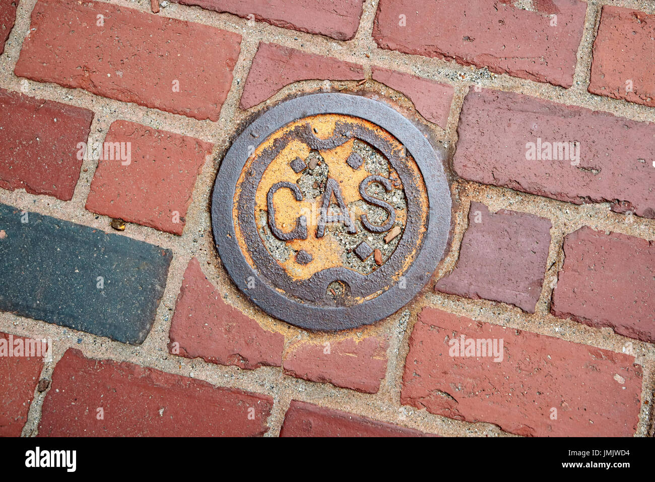 alten rostigen Eisen Gas Zugangspunkt im roten Ziegel Bürgersteig Boston USA Stockfoto