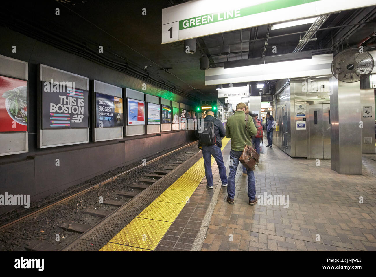 Passagiere warten trainieren Boston MBTA grüne u-Bahn Station Park St USA Stockfoto