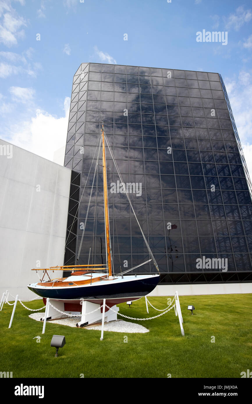 Segelboot Victura und Kennedy presidential Museum und Bibliothek-Boston-USA Stockfoto