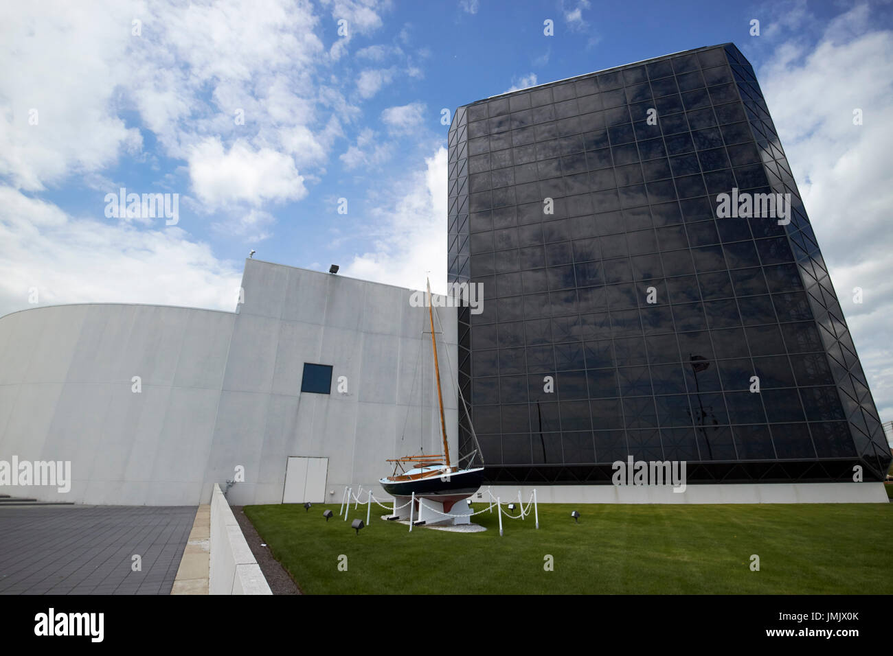 Segelboot Victura und Kennedy presidential Museum und Bibliothek-Boston-USA Stockfoto