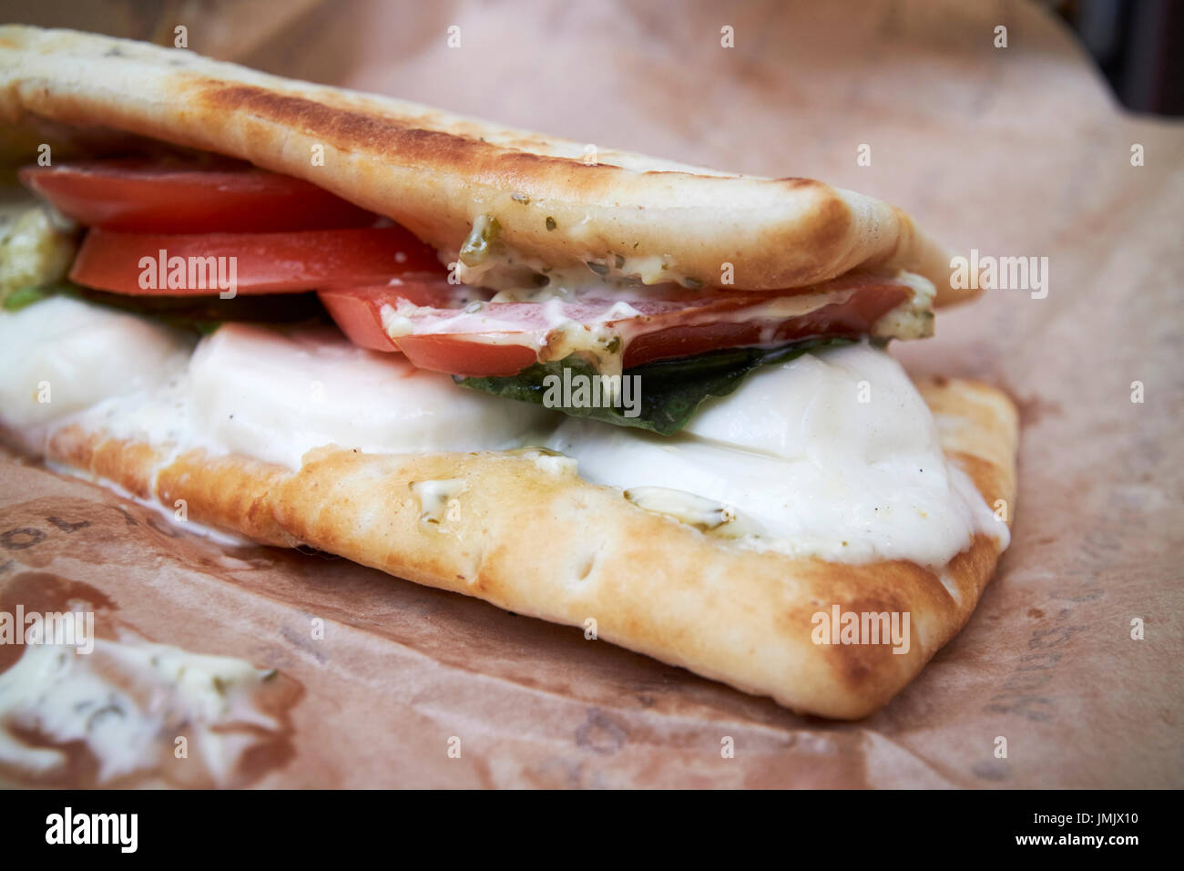 Heißen italienischen Fladenbrot sandwich mozarella Tomaten Basilikum Boston USA Stockfoto