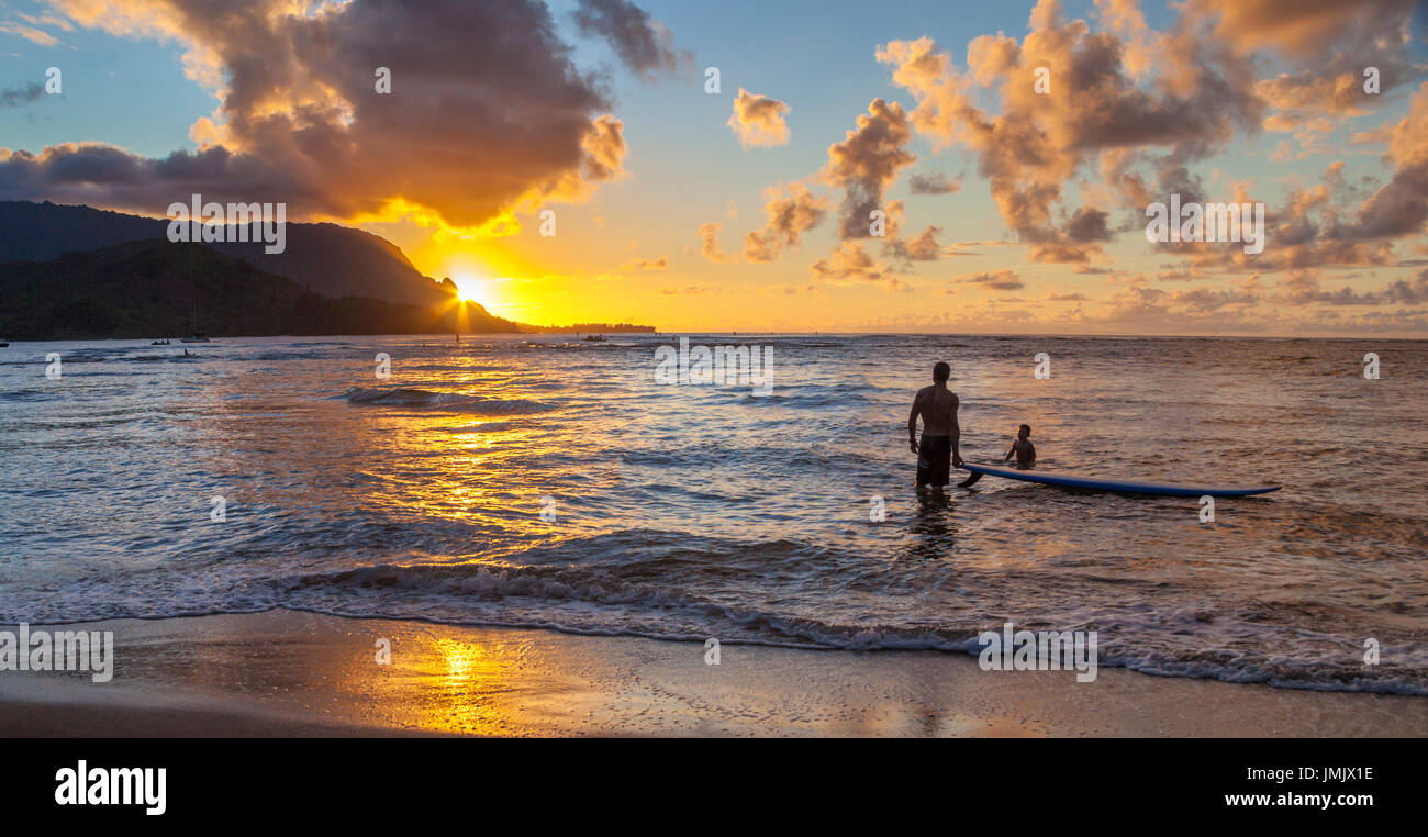 Hanalei Bay auf Kauai bei Sonnenuntergang mit Sonnenuntergang hinter Bali Hai Stockfoto
