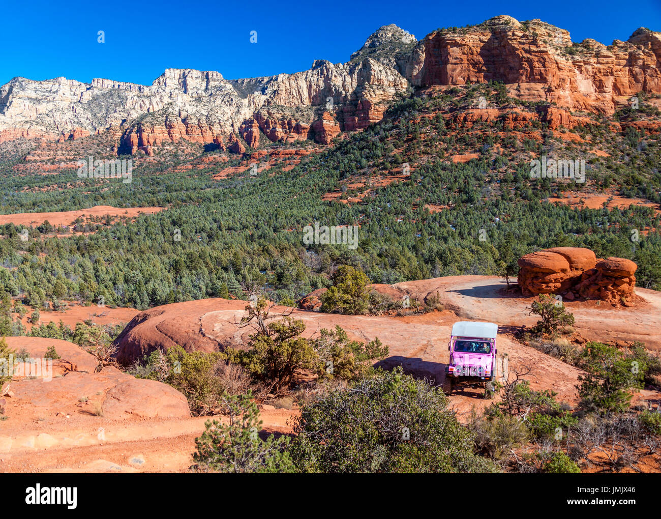 Pink Jeep erkundet Bereich "Broken Arrow" von Sedona Stockfoto