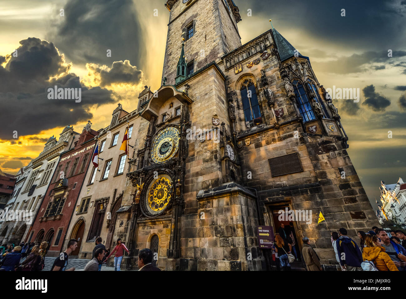 Die mittelalterliche astronomische Uhr in der Prager Altstadt an einem bewölkten Tag nach einem Sturm mit Wolken als der Tag zu Ende geht Stockfoto