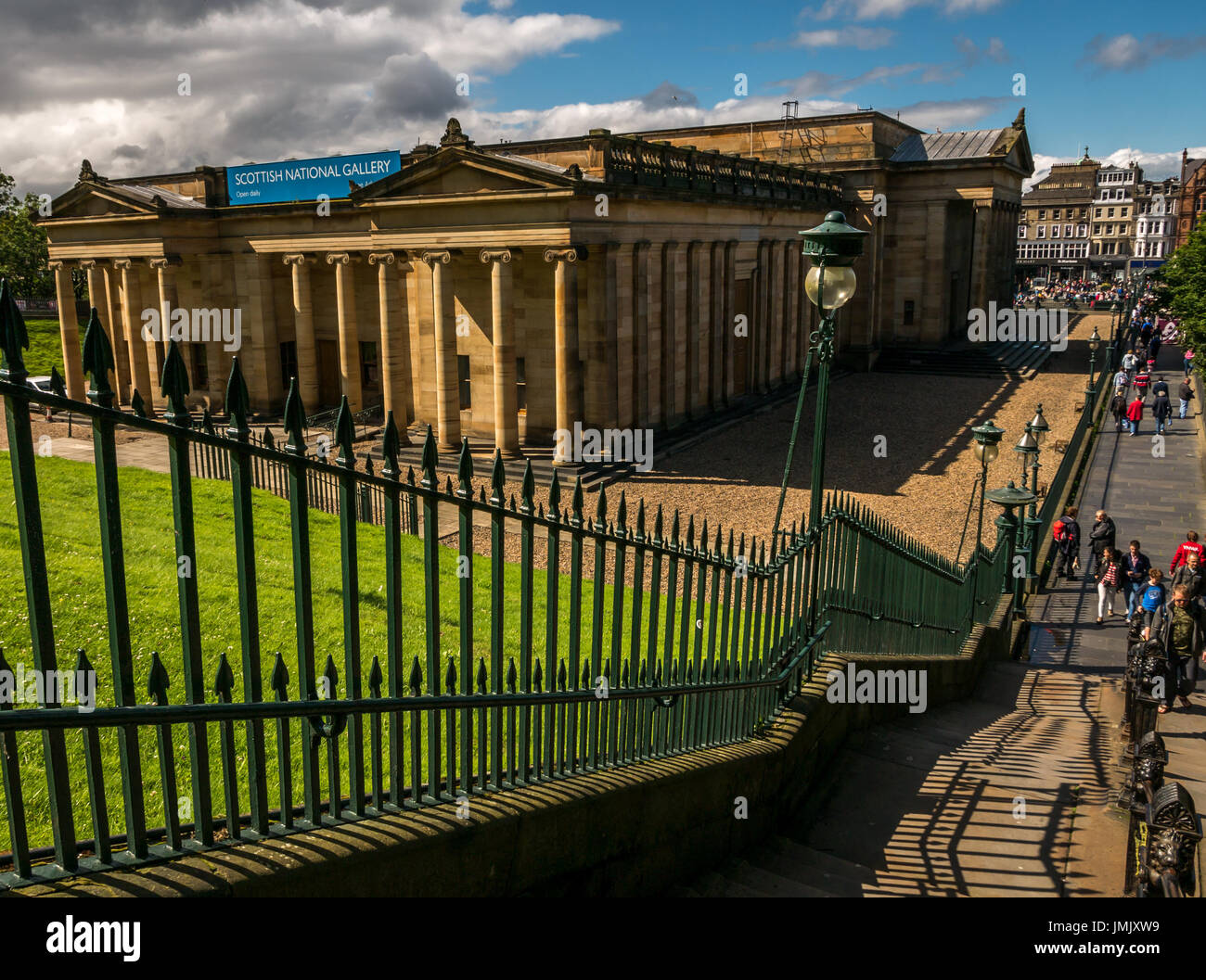 Auf der Suche Playfair Schritte und Eisenstangen zu Scottish National Gallery auf dem Damm, Edinburgh, Schottland, Großbritannien, mit Touristen im Sommer Stockfoto