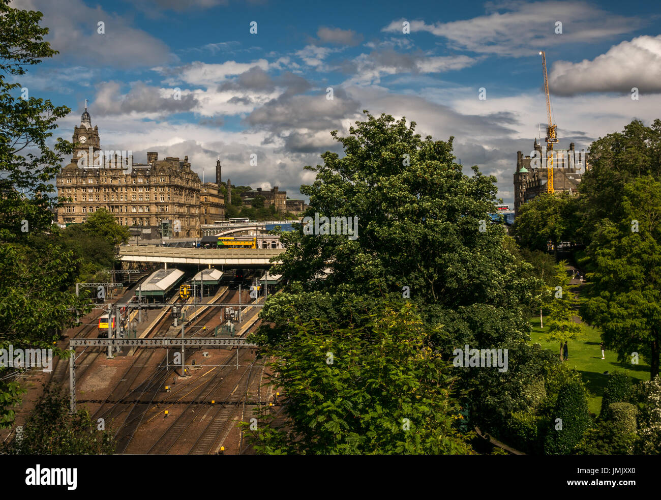 Ansicht der Bahn Linien in der Waverley Station, die Princes Street Gardens und Wahrzeichen der Rocco Forte Balmoral Hotel, Edinburgh, Schottland, Großbritannien Stockfoto