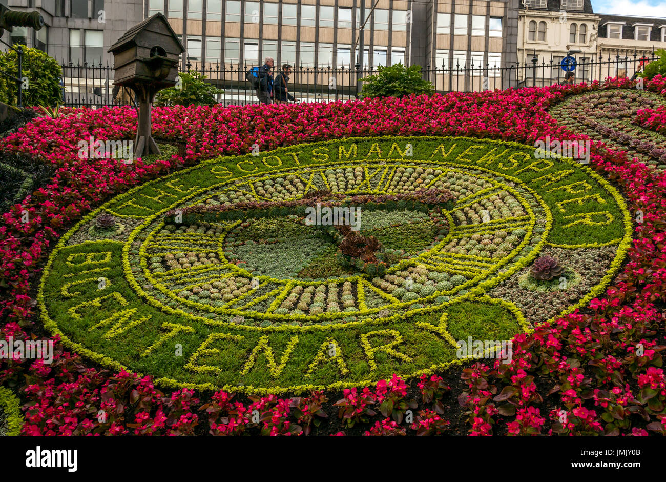 Stadtzentrum von Edinburgh Floral Clock, älteste Uhr in die Welt neu erstellt jedes Jahr, im Jahr 2017 zum Gedenken an Bicentennial der Zeitung The Scotsman Stockfoto