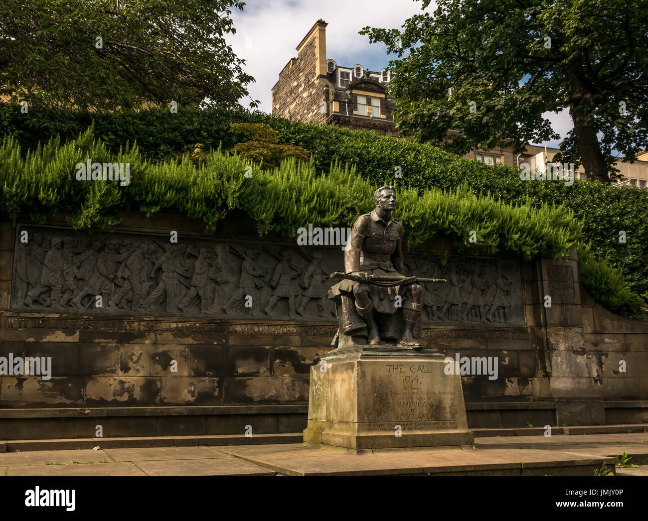 Sitzung Soldat Statue trägt einen Kilt holding Gewehr, Princes Street Gardens, Edinburgh, Schottland, Großbritannien Scottish amerikanischen Kriegerdenkmal, den Anruf 1914 Stockfoto