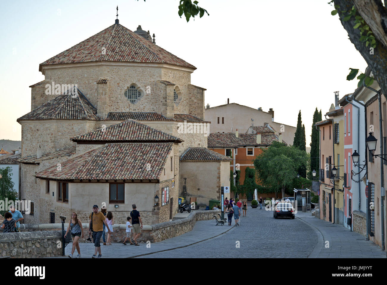 Menschen gehen am Mittag rund um St. Peter Kirche in "Nachbarschaft" in Cuenca, Kastilien-La Mancha, Spanien. Stockfoto