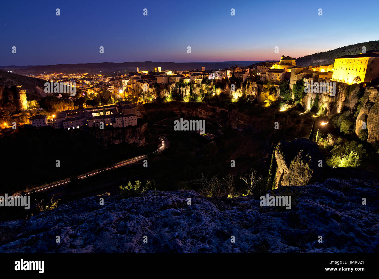 Nacht Bild der Stadt Cuenca, aus Sicht des Schloss, dem historischen Zentrum und den wichtigsten Hotels der Stadt, ein ehemaliges Kloster. Stockfoto